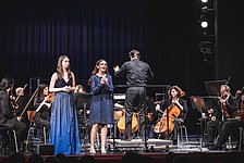Mädchen-Gesangsduo mit Orchester