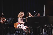 Junge Pianistin mit Orchester