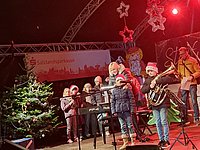 Ein Tenorhornschüler und eine Klavierschülerin nach ihrem Auftritt 