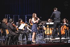 Solistin an der Blockflöte vom Orchester begleitet