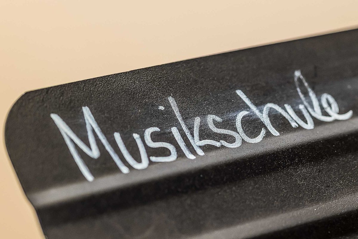 Schriftzug "Musikschule" auf einem Notenständer