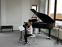 Musikschüler am Tenorhorn mit Klavierbegleitung