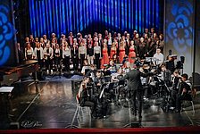 Alle Mitwirkenden singen und musizieren im Finale