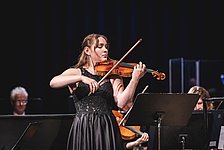 Violinsolistin mit Orchester