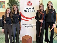 Blockflötenspielerin vor Jugend musiziert Banner